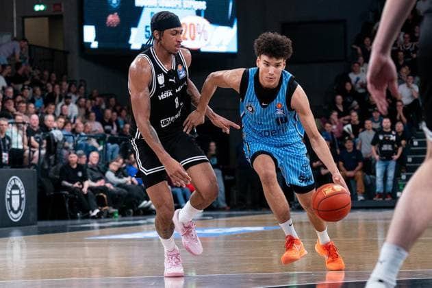 Nelson Martin (Veolia Towers Hamburg, 10) im Dribbling gegen Demarcus Demonia (BMA365 Bamberg Baskets, 08), GER, Veolia Towers Hamburg vs BMA365 Bamberg Baskets, Basketball, Bundesliga, Spieltag 6, Saison 2025 2026, 01.11.2025 GER, Veolia Towers Hamburg vs BMA365 Bamberg Baskets, Basketball, Bundesliga, Spieltag 6, Saison 2025 2026, 01.11.2025 Hamburg Copyright: xEibner-Pressefoto MaxxVincenx EP_MVN