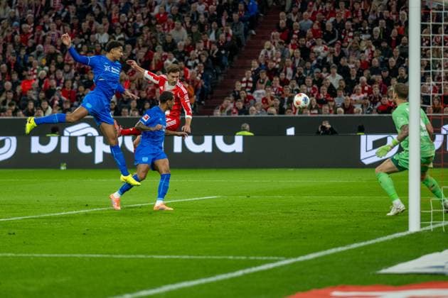 Jarell Quansah (Bayer 04 Leverkusen, 04), Leon Goretzka (FC Bayern Muenchen, 08), GER, FC Bayern Muenchen vs. Bayer 04 Leverkusen, Fussball, Bundesliga, 09. Spieltag, Spielzeit 2025 2026, 01.11.2025, DFL DFB REGULATIONS PROHIBIT ANY USE OF PHOTOGRAPHS AS IMAGE SEQUENCES AND OR QUASI-VIDEO, GER, FC Bayern Muenchen vs. Bayer 04 Leverkusen, Fussball, Bundesliga, 09. Spieltag, Spielzeit 2025 2026, 01.11.2025 Muenchen Copyright: xEibner-Pressefotox EP_EER