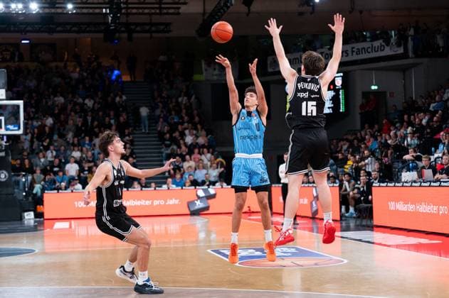 Erste BBL Punkte von Nelson Martin (Veolia Towers Hamburg, 10), Drei Punkte Wurf, Zachary Ensminger (BMA365 Bamberg Baskets, 01), Adrian Petkovic (BMA365 Bamberg Baskets, 15), GER, Veolia Towers Hamburg vs BMA365 Bamberg Baskets, Basketball, Bundesliga, Spieltag 6, Saison 2025 2026, 01.11.2025 GER, Veolia Towers Hamburg vs BMA365 Bamberg Baskets, Basketball, Bundesliga, Spieltag 6, Saison 2025 2026, 01.11.2025 Hamburg Copyright: xEibner-Pressefoto MaxxVincenx EP_MVN