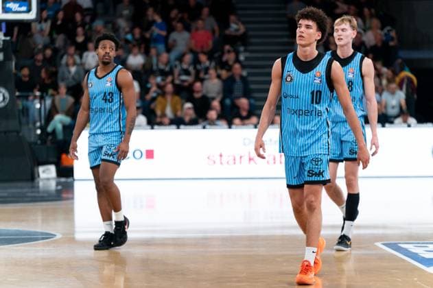 Eric Reed Jr. (Veolia Towers Hamburg, 43), Nelson Martin (Veolia Towers Hamburg, 10), Jared Grey (Veolia Towers Hamburg, 08), enttauescht, frustriert, GER, Veolia Towers Hamburg vs BMA365 Bamberg Baskets, Basketball, Bundesliga, Spieltag 6, Saison 2025 2026, 01.11.2025 GER, Veolia Towers Hamburg vs BMA365 Bamberg Baskets, Basketball, Bundesliga, Spieltag 6, Saison 2025 2026, 01.11.2025 Hamburg Copyright: xEibner-Pressefoto MaxxVincenx EP_MVN