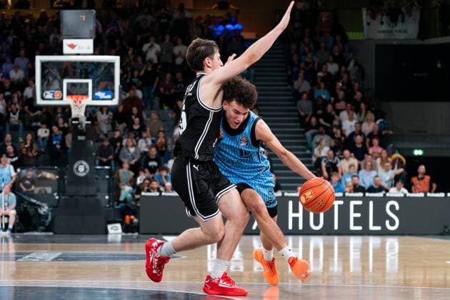 Nelson Martin (Veolia Towers Hamburg, 10) im Dribbling gegen Adrian Petkovic (BMA365 Bamberg Baskets, 15), GER, Veolia Towers Hamburg vs BMA365 Bamberg Baskets, Basketball, Bundesliga, Spieltag 6, Saison 2025 2026, 01.11.2025 GER, Veolia Towers Hamburg vs BMA365 Bamberg Baskets, Basketball, Bundesliga, Spieltag 6, Saison 2025 2026, 01.11.2025 Hamburg Copyright: xEibner-Pressefoto MaxxVincenx EP_MVN