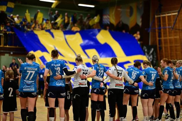 Handball I Frauen I Saison 2025-2026 I 3. Liga Nord I 7. Spieltag I SV Henstedt-Ulzburg - SV Todesfelde I 01.11.2025 Symbol, Symbolfoto, Symbolbild, Sinnbild, Bildsymbol, Darstellung, Signum, Beispielbild, Musterbild, Referenzbild, Beispielfoto, Stockfoto, Archivaufnahme, Demonstrationsfoto, Vergleichsbild: Die SV Todesfelde Frauen im Vordergrund, dahinter die Fans Henstedt-Ulzburg Alstergymnasium Henstedt-Ulzburg Schleswig Holstein Deutschland Copyright: xLobeca FelixxSchlikisx