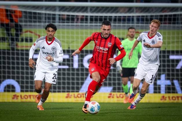 Arijon Ibrahimovic 22 (1FC Heidenheim 1846), Mitte, laeutet einen Konter ein, dabei Nathaniel Brown 21 (Eintracht Frankfurt) und Hugo Larsson 16 (Eintracht Frankfurt), 1.FC Heidenheim 1846 vs. Eintracht Frankfurt, Fussball, Maenner, DFL, Bundesliga, Saison 2025 2026, Voith Arena, 9. Spieltag, 01.11.2025 Heidenheim Baden-Wuerttemberg Deutschland
