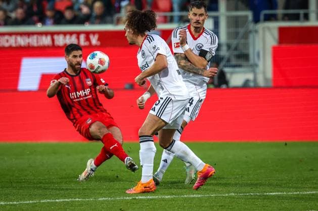 Robin Koch 4 (Eintracht Frankfurt) blockt einen Schuss von Stefan Schimmer 9 (1FC Heidenheim 1846), mit Arthur Theate 3 (Eintracht Frankfurt)Â , 1.FC Heidenheim 1846 vs. Eintracht Frankfurt, Fussball, Maenner, DFL, Bundesliga, Saison 2025 2026, Voith Arena, 9. Spieltag, 01.11.2025 Heidenheim Baden-Wuerttemberg Deutschland