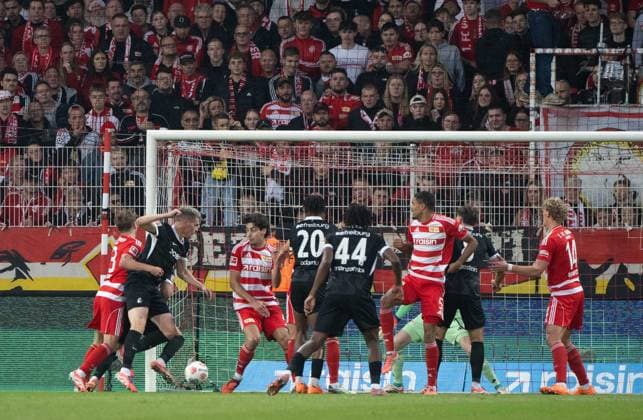 Fußball, Herren, Saison 2025 2026, 1. Bundesliga (9. Spieltag), 1. FC Union Berlin - SC Freiburg, v. l. Andras Schäfer (1. FC Union), Matthias Ginter (Freiburg) erzielt das Tor zum 0:1, das später aberkannt wurde, Diogo Leite (1. FC Union Berlin), 01.11.2025, Copyright: xMatthiasxKochx