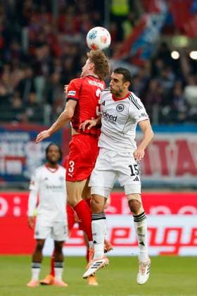 v.l. Jan Schoeppner (1.FC Heidenheim, 3) und Ellyes Skhiri (Eintracht Frankfurt, 15), 01.11.2025, Fussball, Bundesliga, 1. FC Heidenheim - Eintracht Frankfurt, GER, Heidenheim, Voith-Arena, DFL REGULATIONS PROHIBIT ANY USE OF PHOTOGRAPHS AS IMAGE SEQUENCES AND OR QUASI-VIDEO. Copyright: HMBxMedia xHeikoxBecker