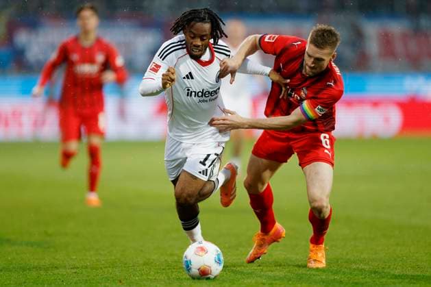 Zweikampf zwischen: Elye Wahi (Eintracht Frankfurt, 17) l. und Patrick Mainka (1.FC Heidenheim, 6), 01.11.2025, Fussball, Bundesliga, 1. FC Heidenheim - Eintracht Frankfurt, GER, Heidenheim, Voith-Arena, DFL REGULATIONS PROHIBIT ANY USE OF PHOTOGRAPHS AS IMAGE SEQUENCES AND OR QUASI-VIDEO. Copyright: HMBxMedia xHeikoxBecker
