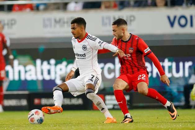 v.l. Ansgar Knauff (Eintracht Frankfurt, 7) und Arijon Ibrahimovic (1.FC Heidenheim, 22), 01.11.2025, Fussball, Bundesliga, 1. FC Heidenheim - Eintracht Frankfurt, GER, Heidenheim, Voith-Arena, DFL REGULATIONS PROHIBIT ANY USE OF PHOTOGRAPHS AS IMAGE SEQUENCES AND OR QUASI-VIDEO. Copyright: HMBxMedia xHeikoxBecker