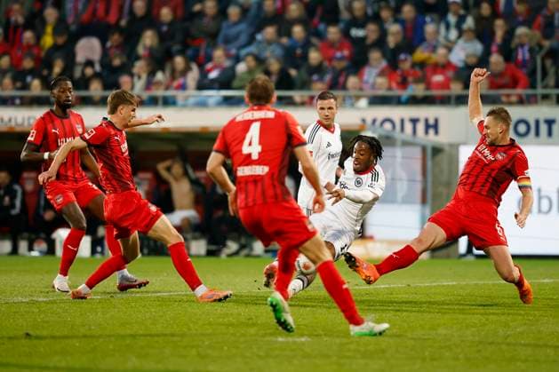 Jan Schoeppner (1.FC Heidenheim, 3) l. und Patrick Mainka (1.FC Heidenheim, 6) r. stören Elye Wahi (Eintracht Frankfurt, 17) beim Schuss, 01.11.2025, Fussball, Bundesliga, 1. FC Heidenheim - Eintracht Frankfurt, GER, Heidenheim, Voith-Arena, DFL REGULATIONS PROHIBIT ANY USE OF PHOTOGRAPHS AS IMAGE SEQUENCES AND OR QUASI-VIDEO. Copyright: HMBxMedia xHeikoxBecker