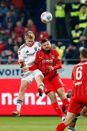 v.l. Jonathan Burkardt (Eintracht Frankfurt, 9) und Marnon Busch (1.FC Heidenheim, 2), 01.11.2025, Fussball, Bundesliga, 1. FC Heidenheim - Eintracht Frankfurt, GER, Heidenheim, Voith-Arena, DFL REGULATIONS PROHIBIT ANY USE OF PHOTOGRAPHS AS IMAGE SEQUENCES AND OR QUASI-VIDEO. Copyright: HMBxMedia xHeikoxBecker