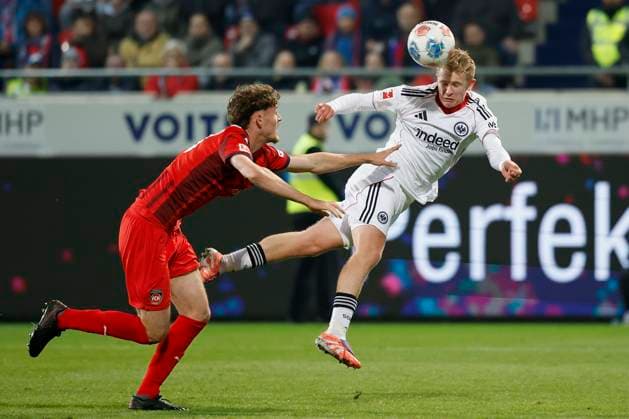 v.l. Adam Kölle (1.FC Heidenheim, 28) und Jonathan Burkardt (Eintracht Frankfurt, 9), 01.11.2025, Fussball, Bundesliga, 1. FC Heidenheim - Eintracht Frankfurt, GER, Heidenheim, Voith-Arena, DFL REGULATIONS PROHIBIT ANY USE OF PHOTOGRAPHS AS IMAGE SEQUENCES AND OR QUASI-VIDEO. Copyright: HMBxMedia xHeikoxBecker