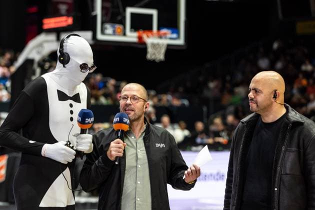GER, easy-Credit Basketball-Bundesliga, Niners Chemnitz - Basketball Löwen Braunschweig. 01.11.2025, Messe, Chemnitz, GER, easy-Credit Basketball-Bundesliga, Niners Chemnitz - Basketball Löwen Braunschweig. Rupee Kolawole, Basketballer von Der Stamm, Florian Pertsch, DYN Kommertator, Dia Soliman, Der Stamm Basketball  Foto Alexander Trienitz Chemnitz Messe Sachsen Deutschland