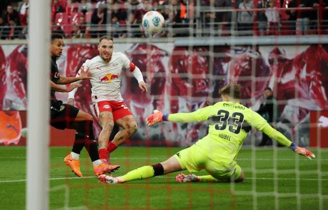 GER, 1.Bundesliga, RB Leipzig - VfB Stuttgart 01.11.2025, Leipzig, Red Bull Arena, GER, Saison 2025 2026, 1.Bundesliga, 09.Spieltag, RasenBallsport Leipzig vs VfB Stuttgart im Bild David Raum (Leipzig) zielt auf das Tor, Torwart Alexander Nuebel (Stuttgart) reagiert DFL regulations prohibit any use of photographs as image sequences and or quasi-video