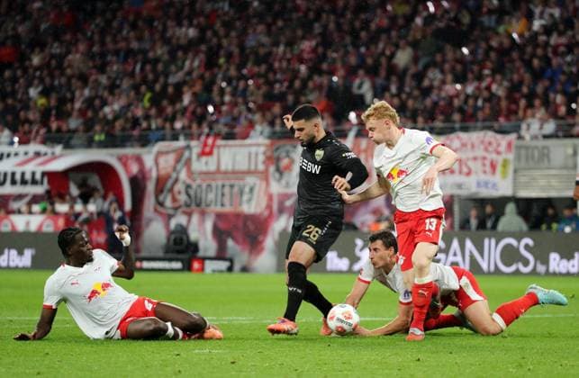 GER, 1.Bundesliga, RB Leipzig - VfB Stuttgart 01.11.2025, Leipzig, Red Bull Arena, GER, Saison 2025 2026, 1.Bundesliga, 09.Spieltag, RasenBallsport Leipzig vs VfB Stuttgart im Bild Castello Lukeba, Willi Orban und Nicolas Seiwald (Leipzig) gegen Deniz Undav (Stuttgart) DFL regulations prohibit any use of photographs as image sequences and or quasi-video
