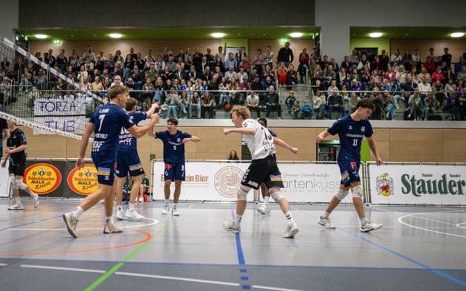 Volleyball, Saison 2025 2026, 2. Bundesliga Nord, 01.11.2025, 06. Spieltag, Herren, TuB Bocholt (blau) vs. Muenster Volleys (schwarz) v.l.: Luis Kubo (TuB Bocholt), Tom Doerpinghaus (TuB Bocholt), Lukas Salimi (TuB Bocholt), Tom-Luca Schluse (Libero TuB Bocholt), Rudy Schneider (TuB Bocholt), Joke Johannig (TuB Bocholt), Bocholt Sporthalle West Nordrhein-Westfalen Deutschland