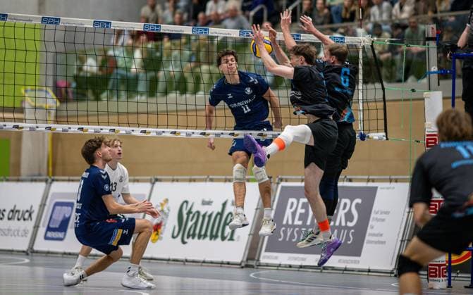 Volleyball, Saison 2025 2026, 2. Bundesliga Nord, 01.11.2025, 06. Spieltag, Herren, TuB Bocholt (blau) vs. Muenster Volleys (schwarz) v.l.: Tom Doerpinghaus (TuB Bocholt), Tom-Luca Schluse (Libero TuB Bocholt), Joke Johannig (TuB Bocholt), Tim Wahl (Muenster Volleys), Moritz Lembeck (Muenster Volleys), Bocholt Sporthalle West Nordrhein-Westfalen Deutschland