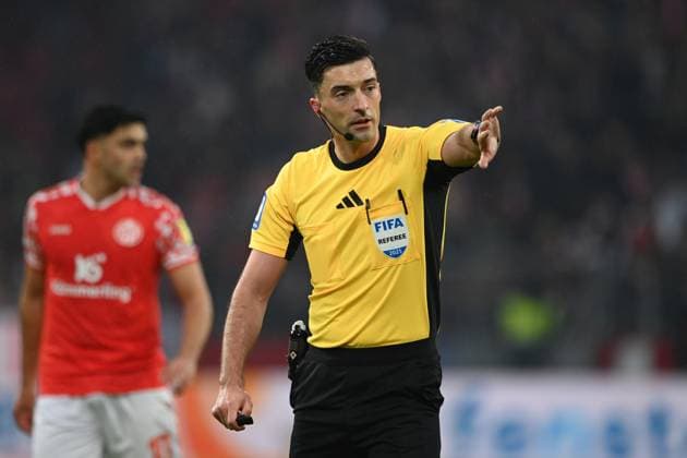 Schiedsrichter Florian BADSTUEBNER, Badstübner, halbe Figur, Halbfigur, Gestik, gestikuliert, 1.FSV Mainz 05 (MZ) - SV Werder Bremen (HB) 1-1 Fussball 1. Bundesliga Saison 2025 2026, 9.Spieltag, Spieltag9, matchday9, am 01.11.2025, MEWA Arena Mainz. DFL regulations prohibit any use of photographs as image sequences and or quasi-video Â