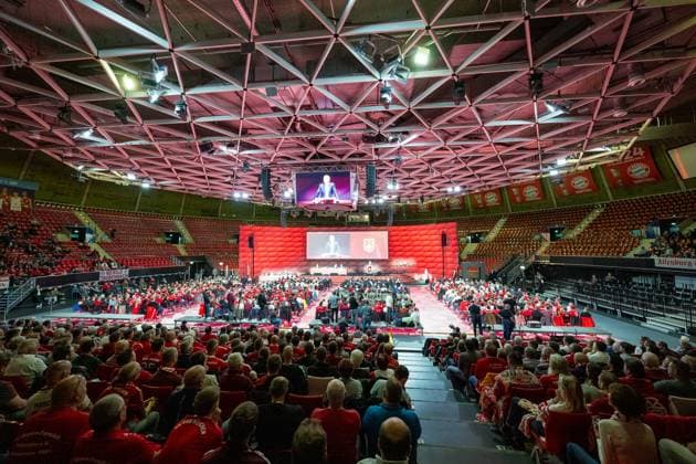 Hallenuebersicht waehrend der Versammlung, am Rednerpult Herbert Hainer (FC Bayern Muenchen, Praesident), GER, FC Bayern Muenchen, Fussball, Bundesliga, Jahreshauptversammlung FC Bayern Muenchen eV 2025, 02.11.2025, DFL DFB REGULATIONS PROHIBIT ANY USE OF PHOTOGRAPHS AS IMAGE SEQUENCES AND OR QUASI-VIDEO, GER, FC Bayern Muenchen, Fussball, Bundesliga, Jahreshauptversammlung FC Bayern Muenchen eV 2025, 02.11.2025 Muenchen Copyright: xEibner-Pressefotox EP_EER