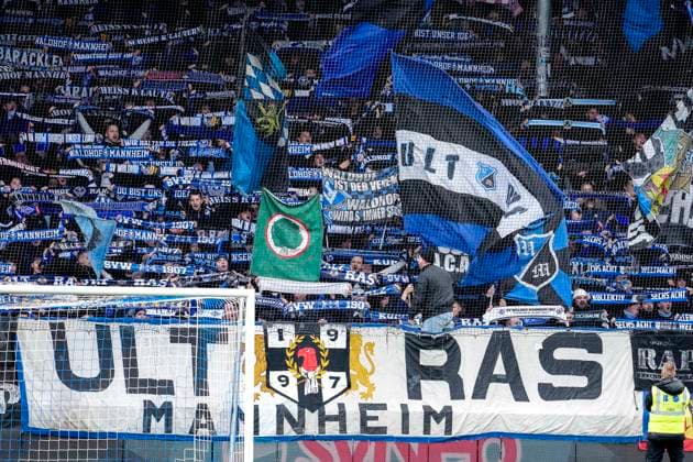 Die mitgereisten Ultras vom SV Waldhof Mannheim schwenken in der Fankurve ihre Fahnen, Gästefans, Gästeblock, Gast, Fanblock, freuen sich aufs Spiel, Fans, Publikum, Zuschauer, Stimmung, Atmosphäre, Stadion, 02.11.2025, Sinsheim (Deutschland), Fussball, 3. Liga, TSG 1899 Hoffenheim II - SV Waldhof Mannheim, DFB DFL REGULATIONS PROHIBIT ANY USE OF PHOTOGRAPHS AS IMAGE SEQUENCES AND OR QUASI-VIDEO.