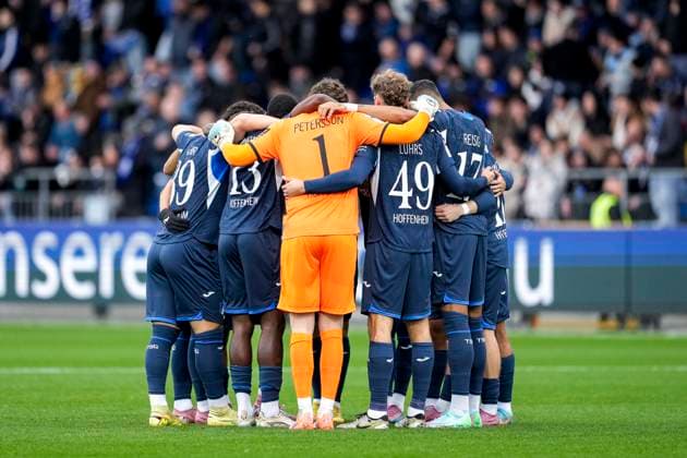 Spieler der TSG 1899 Hoffenheim II (U23), schwören sich mit einem Mannschaftskreis vor dem Anpfiff ein, Kreis, Teamkreis, Konzentration, Kameradschaft, Ansprache, Motivation, 02.11.2025, Sinsheim (Deutschland), Fussball, 3. Liga, TSG 1899 Hoffenheim II - SV Waldhof Mannheim, DFB DFL REGULATIONS PROHIBIT ANY USE OF PHOTOGRAPHS AS IMAGE SEQUENCES AND OR QUASI-VIDEO.