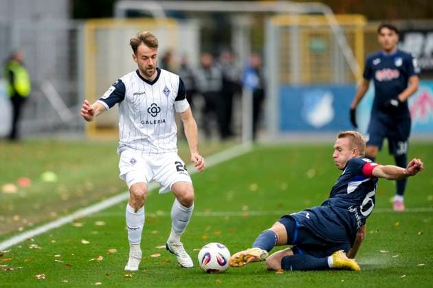 v.li.: Lukas Klünter (SVWM, 24), Valentin Lässig (TSG II, 6), Zweikampf, Spielszene, Duell, duel, tackle, tackling, Dynamik, Action, Aktion, 02.11.2025, Sinsheim (Deutschland), Fussball, 3. Liga, TSG 1899 Hoffenheim II - SV Waldhof Mannheim, DFB DFL REGULATIONS PROHIBIT ANY USE OF PHOTOGRAPHS AS IMAGE SEQUENCES AND OR QUASI-VIDEO.