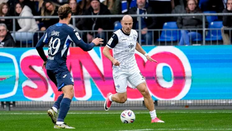 v.li.: Yannik Lührs (TSG II, 49), Felix Lohkemper (SVWM, 9), Aktion, Action, Spielszene, 02.11.2025, Sinsheim (Deutschland), Fussball, 3. Liga, TSG 1899 Hoffenheim II - SV Waldhof Mannheim, DFB DFL REGULATIONS PROHIBIT ANY USE OF PHOTOGRAPHS AS IMAGE SEQUENCES AND OR QUASI-VIDEO.