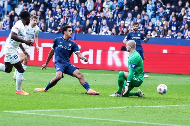 Bochum, Vonovia Ruhrstadion, 02.11.25, GER, Herren, 2. Bundesliga, Saison 2025 - 2026, VfL 1848 Bochum - 1. FC Magdeburg, Daniel Heber (1. FC Magdeburg), Francis Onyeka (VfL Bochum) und Dominik Reimann (1. FC Magdeburg) im Zweikampf, DFB DFL REGULATIONS PROHIBIT ANY USE OF PHOTOGRAPHS AS IMAGE SEQUENCES AND OR QUASI-VIDEO. Copyright: JoachimxBywaletz xJB-Sportfoto