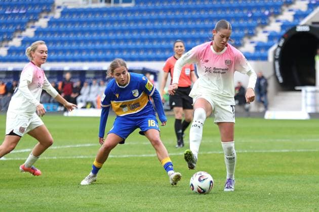 Google Pixel Frauen-Bundesliga, FC Carl Zeiss Jena - Bayer 04 Leverkusen; 02.11.2025 Valentina Mädl (17, Bayer 04 Leverkusen) legt per Hacke auf, Lisa Gora (16, Carl Zeiss Jena) beobachtet. Fußball, Google Pixel Frauen-Bundesliga, Saison 2025 2026, 8. Spieltag: FC Carl Zeiss Jena vs. Bayer 04 Leverkusen am 02.11.2025, Ernst-Abbe-Sportfeld, ad hoc Arena, Jena. DFB REGULATIONS PROHIBIT ANY USE OF PHOTOGRAPHS AS IMAGE SEQUENCES AND OR QUASI-VIDEO. Copyright: xBEAUTIFULxSPORTS JanxKaeferx