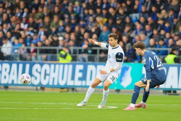 v. li. im Zweikampf Francisco Fumaca de Mascarenhas da Costa Pessoa (SV Waldhof Mannheim II, 38), Luca Erlein (TSG Hoffenheim II, 24) GER, TSG 1899 Hoffenheim II gegen SV Waldhof Mannheim, Fussball, 3.Liga, 13.Spieltag, Spielzeit 2025 2026, 02.11.2025. (DFL DFB REGULATIONS PROHIBIT ANY USE OF PHOTOGRAPHS as IMAGE SEQUENCES and or QUASI-VIDEO). GER,TSG 1899 Hoffenheim II gegen Waldhof Mannheim, Fussball, 3.Liga, 13.Spieltag, Spielzeit 2025 2026, 02.11.2025. Hoffenheim Copyright: xEibner-Pressefoto JoergxHirschx EP_JHH