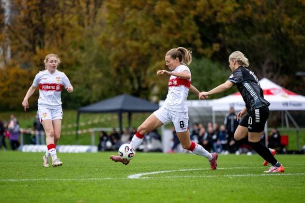 Maximiliane Rall (VfB Stuttgart, 08) am Ball im Zweikampf mit Lotte Masseling (VfR Warbeyen, 10), GER, VfB Stuttgart vs VfR SW Warbeyen, Fussball, Frauen, 2. Bundesliga, 9. Spieltag, Saison 2025 2026, 02.11.2025 GER, VfB Stuttgart vs VfR SW Warbeyen, Fussball, Frauen, 2. Bundesliga, 9. Spieltag, Saison 2025 2026, 02.11.2025 Bad Cannstatt Copyright: xEibner-Pressefoto Memmlerx EP_MMR