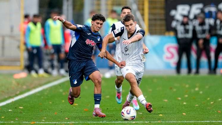 v.li.: Ayoube Amaimouni-Echghouyab (TSG II, 7), Diego Michel (SVWM, 28), Zweikampf, Spielszene, Duell, duel, tackle, tackling, Dynamik, Action, Aktion, 02.11.2025, Sinsheim (Deutschland), Fussball, 3. Liga, TSG 1899 Hoffenheim II - SV Waldhof Mannheim, DFB DFL REGULATIONS PROHIBIT ANY USE OF PHOTOGRAPHS AS IMAGE SEQUENCES AND OR QUASI-VIDEO.