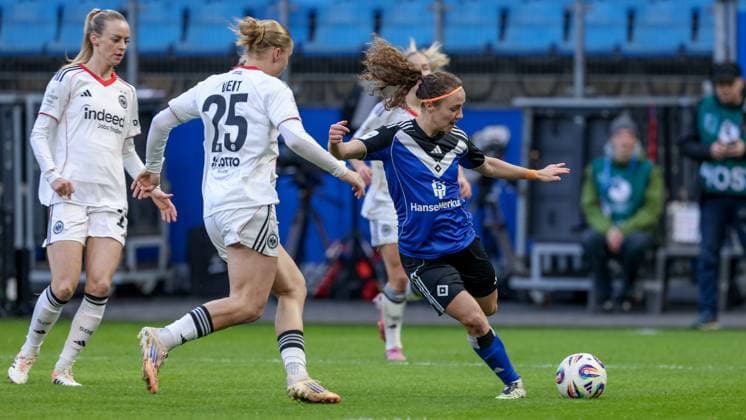 v.li.: Jella Veit (Eintracht Frankfurt, 25) und Melanie Brunnthaler (Hamburger SV, 11) im Zweikampf, Duell, Dynamik, Aktion, Action, Spielszene, DIE DFB-RICHTLINIEN UNTERSAGEN JEGLICHE NUTZUNG VON FOTOS ALS SEQUENZBILDER UND ODER VIDEOÄHNLICHE FOTOSTRECKEN. DFB REGULATIONS PROHIBIT ANY USE OF PHOTOGRAPHS AS IMAGE SEQUENCES AND OR QUASI-VIDEO., 02.11.2025, Hamburg (Deutschland), Fussball, Google Pixel Frauen-Bundesliga, Hamburger SV - Eintracht Frankfurt