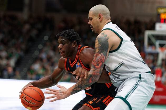 Malcolm Dandridge (Rasta Vechta) im Zweikampf mit Maik Zirbes (Gladiators Trier), Vet Concept Gladiators Trier vs Rasta Vechta, Basketball, easyCredit BBL, 6. Spieltag, Saison 2025 2026, 02.11.2025 Vet Concept Gladiators Trier vs Rasta Vechta, Basketball, easyCredit BBL, 6. Spieltag, Saison 2025 2026, 02.11.2025 Copyright: xEibner-Pressefoto AlexanderxNeisx EP_ANS
