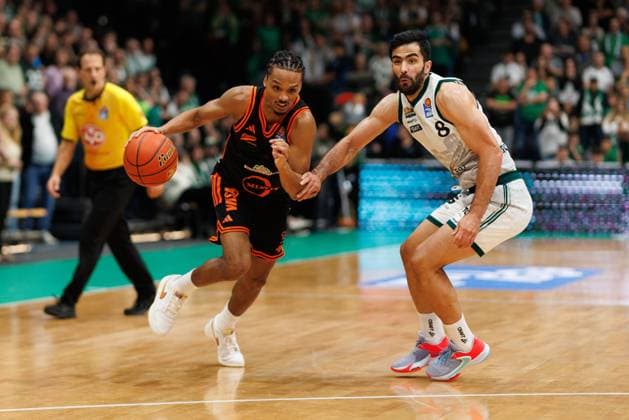 Alonzo Verge Jr (Rasta Vechta) im Zweikampf mit Behnam Yakhchali (Gladiators Trier), Vet Concept Gladiators Trier vs Rasta Vechta, Basketball, easyCredit BBL, 6. Spieltag, Saison 2025 2026, 02.11.2025 Vet Concept Gladiators Trier vs Rasta Vechta, Basketball, easyCredit BBL, 6. Spieltag, Saison 2025 2026, 02.11.2025 Copyright: xEibner-Pressefoto AlexanderxNeisx EP_ANS