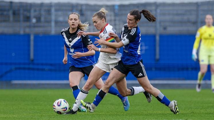 v.li.: Nina Räcke (Hamburger SV, 39), Laura Freigang (Eintracht Frankfurt, 10) und Pauline Machtens (Hamburger SV, 28) im Zweikampf, Duell, Dynamik, Aktion, Action, Spielszene, DIE DFB-RICHTLINIEN UNTERSAGEN JEGLICHE NUTZUNG VON FOTOS ALS SEQUENZBILDER UND ODER VIDEOÄHNLICHE FOTOSTRECKEN. DFB REGULATIONS PROHIBIT ANY USE OF PHOTOGRAPHS AS IMAGE SEQUENCES AND OR QUASI-VIDEO., 02.11.2025, Hamburg (Deutschland), Fussball, Google Pixel Frauen-Bundesliga, Hamburger SV - Eintracht Frankfurt