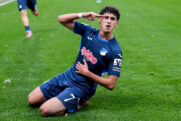 Torschütze Ayoube Amaimouni-Echghouyab (TSG II, 7), jubelt über das Tor zum 2:0, Jubel, jubeln, Torjubel, Torerfolg, celebrate the goal, goal, celebration, jubelt ueber das Tor, Freuen, Freude, freut sich, optimistisch, positiv, Spielszene, Highlight, Freisteller, Ganzkörper, Einzelbild, Einzelfoto, Aktion, Action, 02.11.2025, Sinsheim (Deutschland), Fussball, 3. Liga, TSG 1899 Hoffenheim II - SV Waldhof Mannheim, DFB DFL REGULATIONS PROHIBIT ANY USE OF PHOTOGRAPHS AS IMAGE SEQUENCES AND OR QUASI-VIDEO.