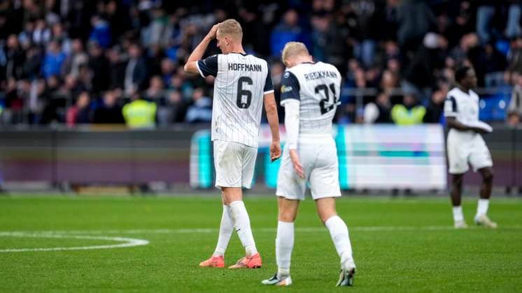 v.li.: Niklas Hoffmann (SVWM, 6), Julian Rieckmann (SVWM, 21), Spieler vom SV Waldhof Mannheim (SVWM), enttäuscht schauend, Enttäuschung, Frustration, disappointed, pessimistisch, nach dem Gegentor zum 2:0, Action, Aktion, Spielszene, 02.11.2025, Sinsheim (Deutschland), Fussball, 3. Liga, TSG 1899 Hoffenheim II - SV Waldhof Mannheim, DFB DFL REGULATIONS PROHIBIT ANY USE OF PHOTOGRAPHS AS IMAGE SEQUENCES AND OR QUASI-VIDEO.