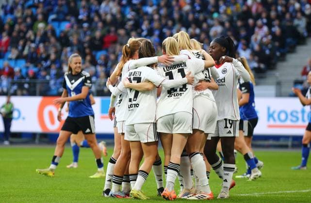 02.11.2025, xcex, GER, Hamburg, Volksparkstadion, Frauenfussball, 1. Bundesliga, DIE LIGA, Google Pixel Frauen-Bundesliga, Saison 2025 2026, Spieltag 8, SGE, HSV, Hamburger SV - Eintracht Frankfurt Frauen, Torjubel Eintracht Frankfurt, Jubel, Freude, Emotionen, goal celebration, Amanda Ilestedt (SGE) bejubelt ihren Treffer zum 1:0, DFL regulations prohibit any use of photographs as image sequences and or quasi-video