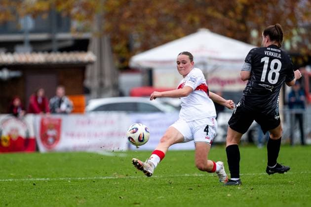 Katharina Schaefer (VfB Stuttgart, 04) im Zweikampf mit Moisa Verkuijl (VfR Warbeyen, 18), GER, VfB Stuttgart vs VfR SW Warbeyen, Fussball, Frauen, 2. Bundesliga, 9. Spieltag, Saison 2025 2026, 02.11.2025 GER, VfB Stuttgart vs VfR SW Warbeyen, Fussball, Frauen, 2. Bundesliga, 9. Spieltag, Saison 2025 2026, 02.11.2025 Bad Cannstatt Copyright: xEibner-Pressefoto Memmlerx EP_MMR
