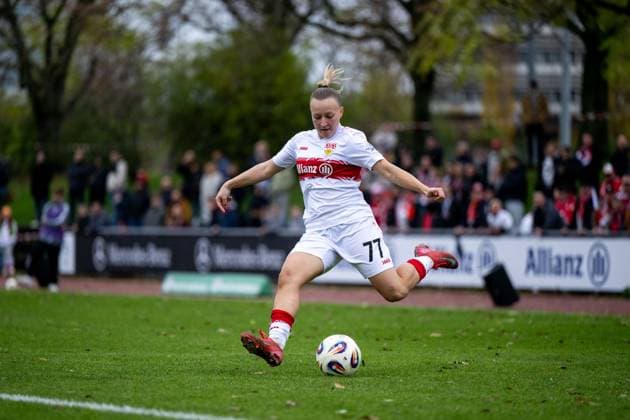 Leonie Schetter (VfB Stuttgart, 77) am Ball, GER, VfB Stuttgart vs VfR SW Warbeyen, Fussball, Frauen, 2. Bundesliga, 9. Spieltag, Saison 2025 2026, 02.11.2025 GER, VfB Stuttgart vs VfR SW Warbeyen, Fussball, Frauen, 2. Bundesliga, 9. Spieltag, Saison 2025 2026, 02.11.2025 Bad Cannstatt Copyright: xEibner-Pressefoto Memmlerx EP_MMR
