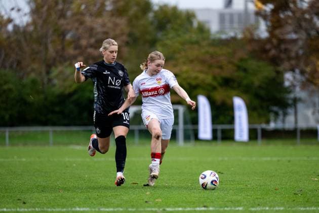 Linette Hofmann (VfB Stuttgart, 02) im Zweikampf mit Lotte Masseling (VfR Warbeyen, 10), GER, VfB Stuttgart vs VfR SW Warbeyen, Fussball, Frauen, 2. Bundesliga, 9. Spieltag, Saison 2025 2026, 02.11.2025 GER, VfB Stuttgart vs VfR SW Warbeyen, Fussball, Frauen, 2. Bundesliga, 9. Spieltag, Saison 2025 2026, 02.11.2025 Bad Cannstatt Copyright: xEibner-Pressefoto Memmlerx EP_MMR