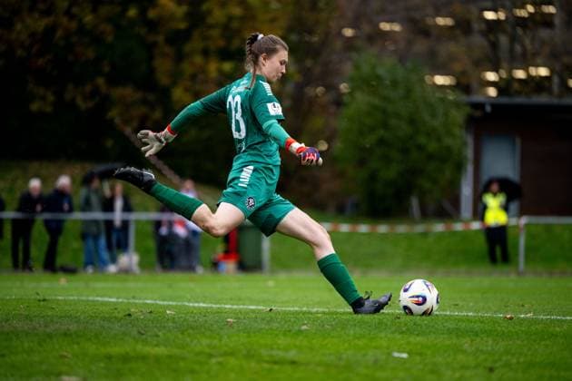 Cilly Plassmann (VfR Warbeyen, 23) am Ball, GER, VfB Stuttgart vs VfR SW Warbeyen, Fussball, Frauen, 2. Bundesliga, 9. Spieltag, Saison 2025 2026, 02.11.2025 GER, VfB Stuttgart vs VfR SW Warbeyen, Fussball, Frauen, 2. Bundesliga, 9. Spieltag, Saison 2025 2026, 02.11.2025 Bad Cannstatt Copyright: xEibner-Pressefoto Memmlerx EP_MMR