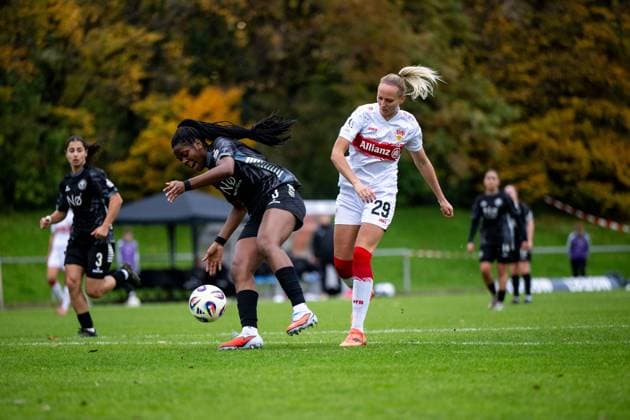 Meike Meßmer (VfB Stuttgart, 29) im Zweikampf mit Gloria Zarambaud (VfR Warbeyen, 06), GER, VfB Stuttgart vs VfR SW Warbeyen, Fussball, Frauen, 2. Bundesliga, 9. Spieltag, Saison 2025 2026, 02.11.2025 GER, VfB Stuttgart vs VfR SW Warbeyen, Fussball, Frauen, 2. Bundesliga, 9. Spieltag, Saison 2025 2026, 02.11.2025 Bad Cannstatt Copyright: xEibner-Pressefoto Memmlerx EP_MMR