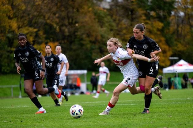 Linette Hofmann (VfB Stuttgart, 02) im Zweikampf mit Isa Warps (VfR Warbeyen, 04), GER, VfB Stuttgart vs VfR SW Warbeyen, Fussball, Frauen, 2. Bundesliga, 9. Spieltag, Saison 2025 2026, 02.11.2025 GER, VfB Stuttgart vs VfR SW Warbeyen, Fussball, Frauen, 2. Bundesliga, 9. Spieltag, Saison 2025 2026, 02.11.2025 Bad Cannstatt Copyright: xEibner-Pressefoto Memmlerx EP_MMR