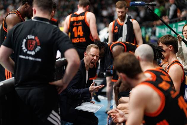 Christian Held (Headcoch Rasta Vechta) lautstark in der Auszeit, Vet Concept Gladiators Trier vs Rasta Vechta, Basketball, easyCredit BBL, 6. Spieltag, Saison 2025 2026, 02.11.2025 Vet Concept Gladiators Trier vs Rasta Vechta, Basketball, easyCredit BBL, 6. Spieltag, Saison 2025 2026, 02.11.2025 Copyright: xEibner-Pressefoto AlexanderxNeisx EP_ANS