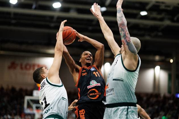 Alonzo Verge Jr (Rasta Vechta) im Zweikampf mit Evans Rapieque (Gladiators Trier) und Maik Zirbes (Gladiators Trier), Vet Concept Gladiators Trier vs Rasta Vechta, Basketball, easyCredit BBL, 6. Spieltag, Saison 2025 2026, 02.11.2025 Vet Concept Gladiators Trier vs Rasta Vechta, Basketball, easyCredit BBL, 6. Spieltag, Saison 2025 2026, 02.11.2025 Copyright: xEibner-Pressefoto AlexanderxNeisx EP_ANS