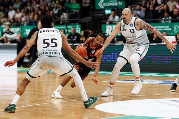 Alonzo Verge Jr (Rasta Vechta) im Zweikampf mit Eli Brooks (Gladiators Trier) und Maik Zirbes (Gladiators Trier), Vet Concept Gladiators Trier vs Rasta Vechta, Basketball, easyCredit BBL, 6. Spieltag, Saison 2025 2026, 02.11.2025 Vet Concept Gladiators Trier vs Rasta Vechta, Basketball, easyCredit BBL, 6. Spieltag, Saison 2025 2026, 02.11.2025 Copyright: xEibner-Pressefoto AlexanderxNeisx EP_ANS