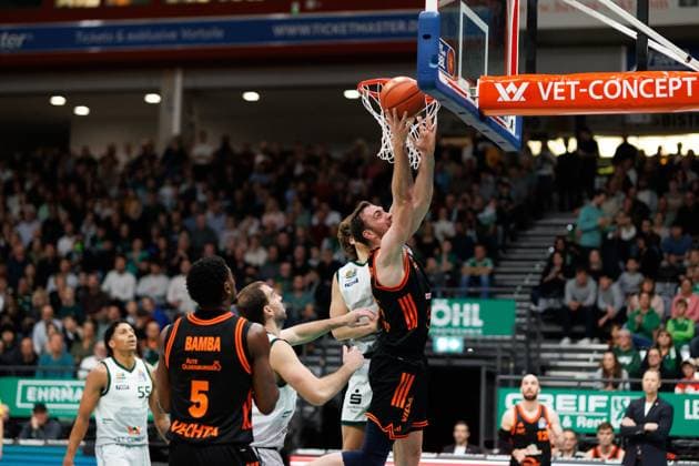 Philipp Herkenhoff (Rasta Vechta) trifft unterm Korb, Vet Concept Gladiators Trier vs Rasta Vechta, Basketball, easyCredit BBL, 6. Spieltag, Saison 2025 2026, 02.11.2025 Vet Concept Gladiators Trier vs Rasta Vechta, Basketball, easyCredit BBL, 6. Spieltag, Saison 2025 2026, 02.11.2025 Copyright: xEibner-Pressefoto AlexanderxNeisx EP_ANS