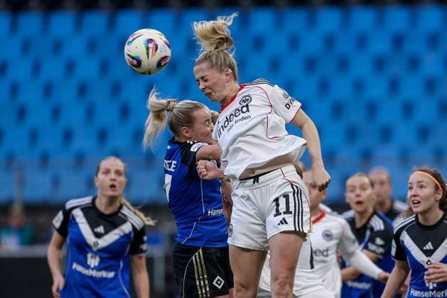 v.li.: Mia Büchele (Hamburger SV, 17) und Nina Lührßen (Eintracht Frankfurt, 11) im Kopfballduell, Kopfball, Zweikampf, Action, Aktion, Spielszene, DIE DFB-RICHTLINIEN UNTERSAGEN JEGLICHE NUTZUNG VON FOTOS ALS SEQUENZBILDER UND ODER VIDEOÄHNLICHE FOTOSTRECKEN. DFB REGULATIONS PROHIBIT ANY USE OF PHOTOGRAPHS AS IMAGE SEQUENCES AND OR QUASI-VIDEO., 02.11.2025, Hamburg (Deutschland), Fussball, Google Pixel Frauen-Bundesliga, Hamburger SV - Eintracht Frankfurt