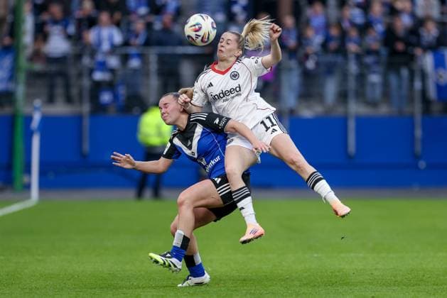 v.li.: Svea Stoldt (Hamburger SV, 8) und Nina Lührßen (Eintracht Frankfurt, 11) im Zweikampf, Duell, Dynamik, Aktion, Action, Spielszene, DIE DFB-RICHTLINIEN UNTERSAGEN JEGLICHE NUTZUNG VON FOTOS ALS SEQUENZBILDER UND ODER VIDEOÄHNLICHE FOTOSTRECKEN. DFB REGULATIONS PROHIBIT ANY USE OF PHOTOGRAPHS AS IMAGE SEQUENCES AND OR QUASI-VIDEO., 02.11.2025, Hamburg (Deutschland), Fussball, Google Pixel Frauen-Bundesliga, Hamburger SV - Eintracht Frankfurt